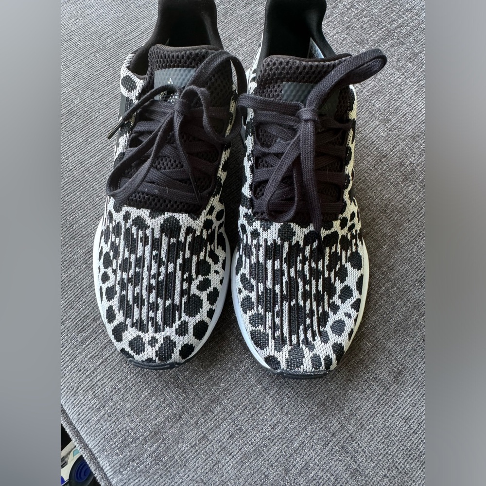 Addidas swift run women’s sneakers size 8.5-new